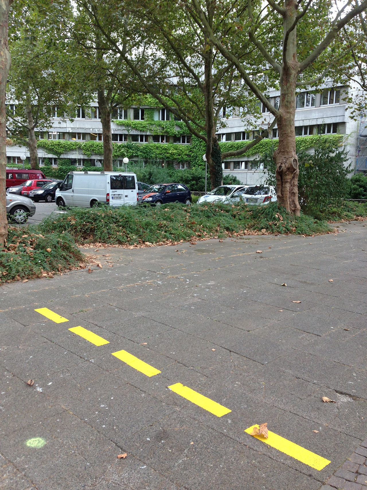 Mit gelber Farbe aufgesprayte Markierungen zeigen den neuen Gebäudeumriss des neuen STAATSTHEATERS.